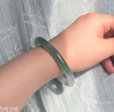 手鐲可以讓別人摸嗎？手鐲被別人摸了有影響嗎？