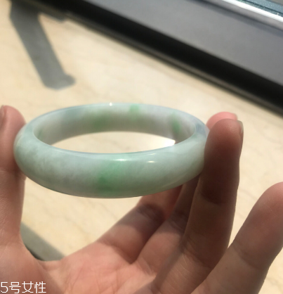 手鐲有裂紋還值錢嗎？手鐲有裂紋影響價格嗎？