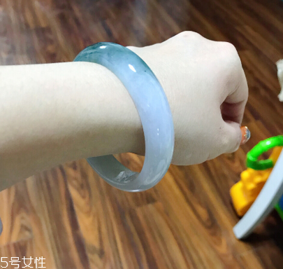手鐲有裂紋還值錢嗎？手鐲有裂紋影響價格嗎？