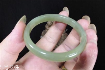 手鐲有裂紋還值錢嗎？手鐲有裂紋影響價格嗎？