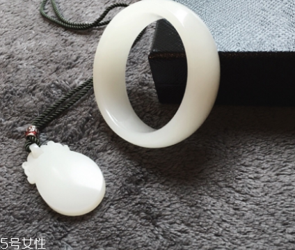 手鐲是圓的好還是扁的好？手鐲買圓的還是扁的？