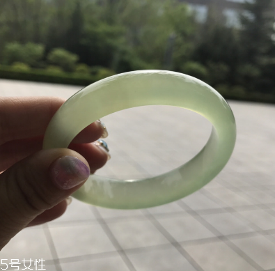手鐲對(duì)身體有好處嗎？手鐲有哪些好處？