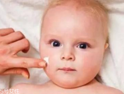 嬰兒乳液和寶寶潤膚霜哪個(gè)好？嬰兒乳液和寶寶潤膚霜區(qū)別