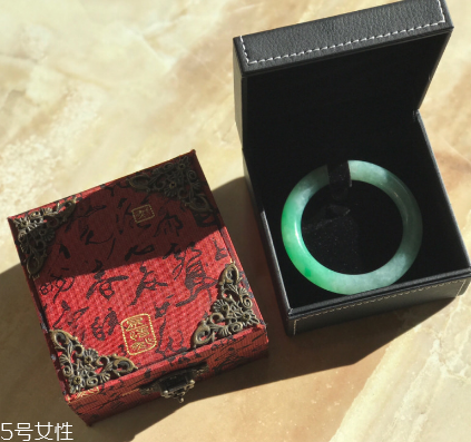 手鐲什么顏色好看？手鐲買哪種顏色好？