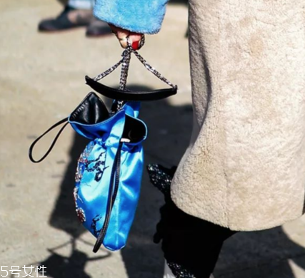 今年流行什么水桶包？水桶包流行什么款式？