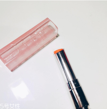 唇膏用完里邊怎么打開？唇膏剩一截怎么挖出來？