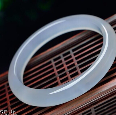玉髓手鐲一般多少錢？玉髓手鐲市場價格