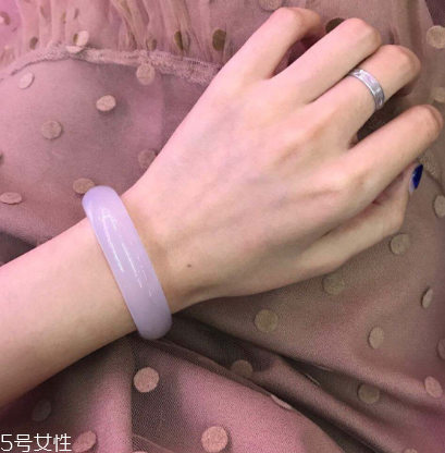 玉髓手鐲什么顏色好？玉髓手鐲顏色推薦