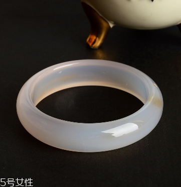 玉髓手鐲戴哪只手？玉髓手鐲戴左手還是右手？