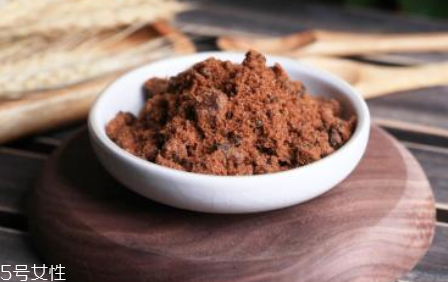 紅糖面膜用什么水稀釋？紅糖面膜用熱水還是冷水泡？