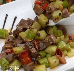 豬心能治心臟病嗎？豬心可以治心臟?。?></p><h3>豬心和什么一起炒好吃</h3><p>青椒炒豬心原料：青椒一只、豬心一只。調(diào)料：鹽、醬油、味精、糖、酒、淀粉、姜片、蒜末。</p><p>1、鍋上火加熱，加入適量油，油略熱，加入青椒塊煸炒，片刻后盛出；</p><p>2、余油加入姜片、蒜末爆香；</p><p>3、加入腌過的豬心煸炒；</p><p>4、豬心變色后，加入青椒塊一起煸炒；</p><p>5、加入味精適量，淋上水淀粉，收汁，撒上適量白胡椒粉，淋上麻油，關(guān)火盛出即可。</p> </div>
<div align=