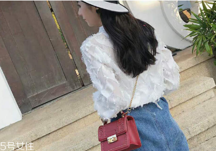 20歲女生背什么包？20多歲女生適合什么包包？