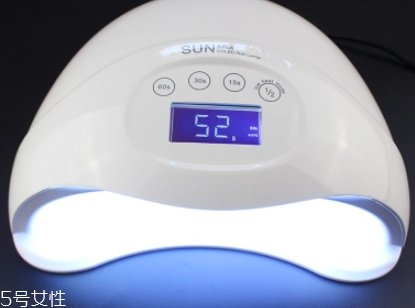 美甲燈會(huì)把手照黑嗎？美甲燈之前要涂防曬霜嗎？