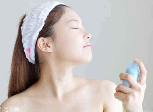 補水噴霧怎么定妝不花妝？補水噴霧的隱藏功能介紹