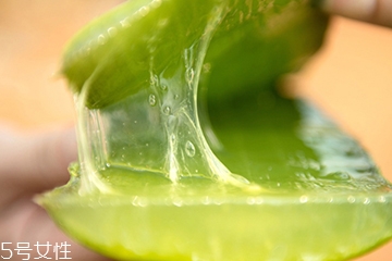 蘆薈水可以當(dāng)爽膚水用嗎？