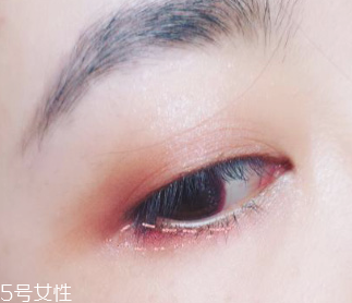 下眼影怎么畫(huà)顯眼睛大？眼睛變大2倍的下眼影畫(huà)法