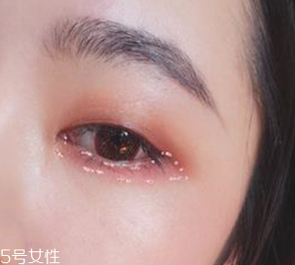 下眼影怎么畫(huà)顯眼睛大？眼睛變大2倍的下眼影畫(huà)法