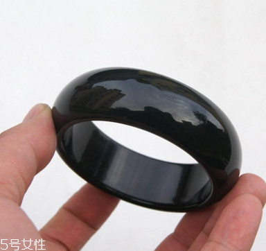 墨玉手鐲有什么功效 這些好處不能錯(cuò)過