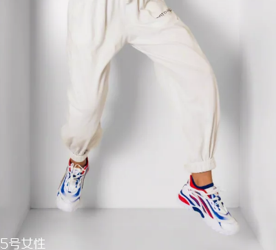 李寧極光天行多少錢 復(fù)古風(fēng)進行到底