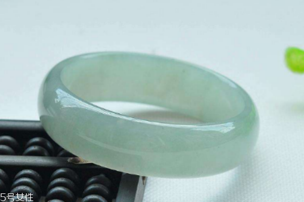 翡翠手鐲睡覺(jué)能戴嗎 影響睡眠質(zhì)量
