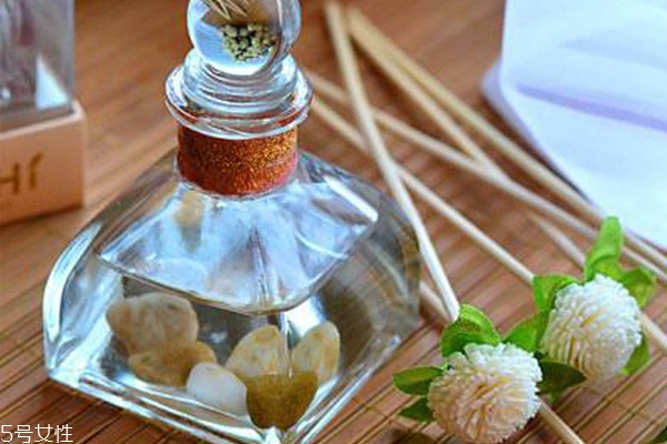 無(wú)火香薰精油怎么挑選 4個(gè)方面買(mǎi)到安全無(wú)害產(chǎn)品