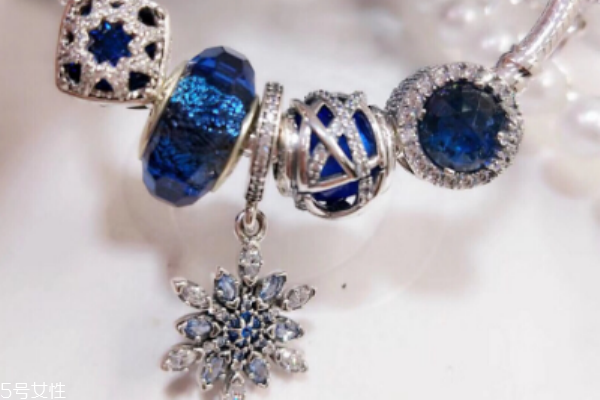 潘多拉雪花吊墜的寓意 純潔優(yōu)雅的氣質(zhì) 潘多拉雪花吊墜的寓意 純潔優(yōu)雅的氣質(zhì)