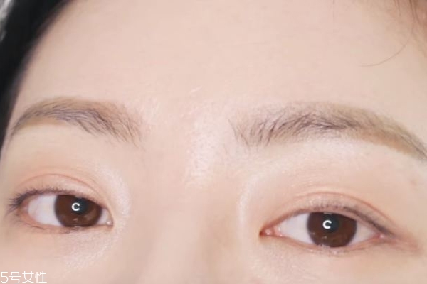 眼鏡妝怎么畫(huà)可愛(ài) 4步驟打造精神煥發(fā)眼妝