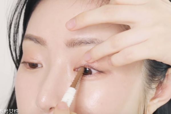 眼鏡妝怎么畫(huà)可愛(ài) 4步驟打造精神煥發(fā)眼妝