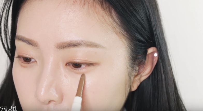 眼鏡妝怎么畫(huà)可愛(ài) 4步驟打造精神煥發(fā)眼妝