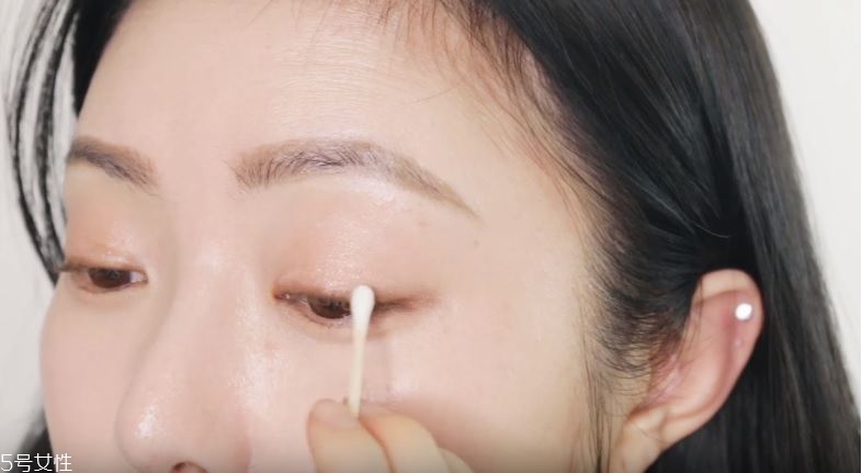 眼鏡妝怎么畫(huà)可愛(ài) 4步驟打造精神煥發(fā)眼妝