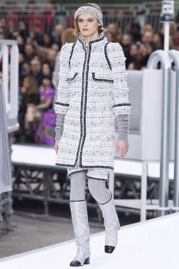 長(zhǎng)靴配什么衣服好看 冬天女生長(zhǎng)靴怎么搭配衣服