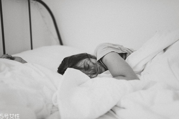 睡眠不足會(huì)引起什么癥狀 長痘肥胖變笨