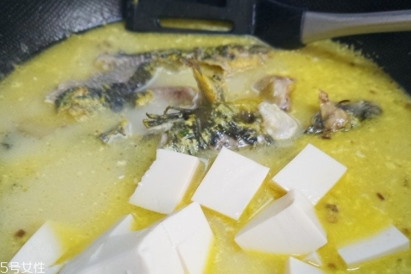 魚(yú)湯要熬多久才變白 幾分鐘就變白