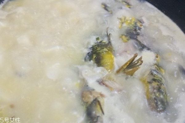 魚(yú)湯要熬多久才變白 幾分鐘就變白