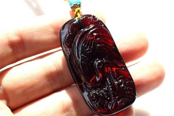 如何鑒別血珀真假 假貨是這樣的 如何鑒別血珀真假 假貨是這樣的