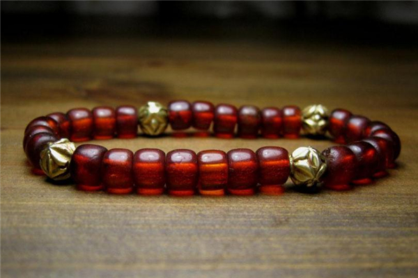 如何鑒別血珀真假 假貨是這樣的 如何鑒別血珀真假 假貨是這樣的