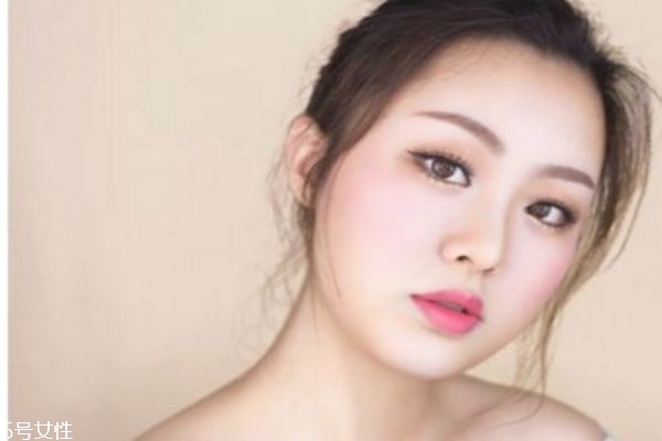 韓國(guó)學(xué)生妝教程 菜鳥(niǎo)也能學(xué)畫韓式妝容