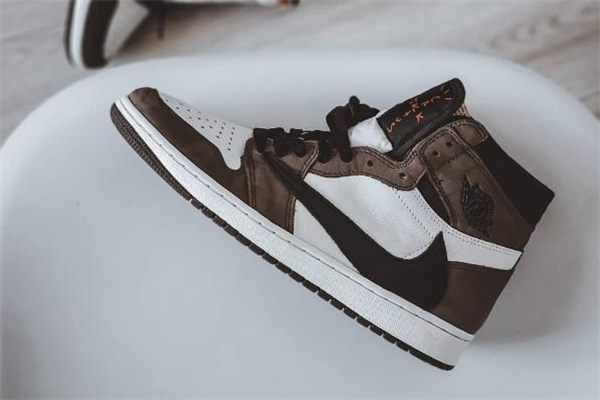 travis scott聯(lián)名aj1反鉤多少錢(qián) 市場(chǎng)價(jià)炒至上萬(wàn)