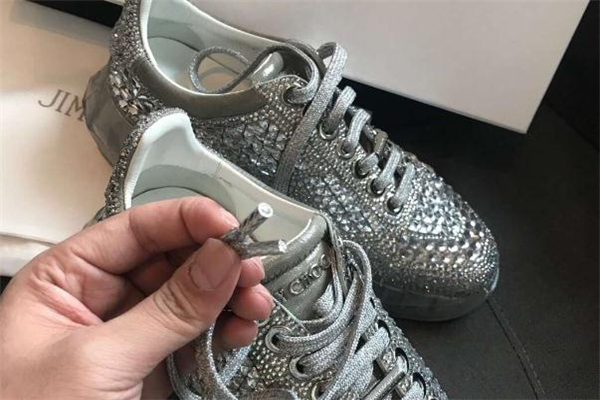 jimmy choo水晶老爹鞋多少錢 顛覆傳統(tǒng)的鉆石老爹鞋 jimmy choo水晶老爹鞋多少錢 顛覆傳統(tǒng)的鉆石老爹鞋