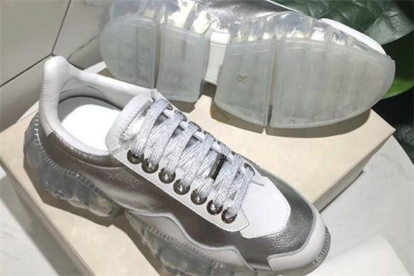 jimmy choo水晶老爹鞋多少錢 顛覆傳統(tǒng)的鉆石老爹鞋 jimmy choo水晶老爹鞋多少錢 顛覆傳統(tǒng)的鉆石老爹鞋