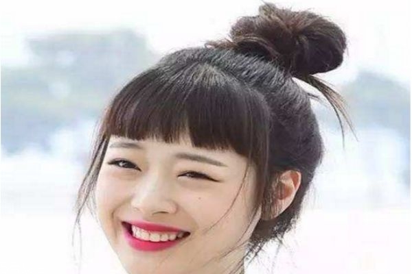 一分鐘懶人盤發(fā)丸子頭 高聳簡(jiǎn)單丸子頭扎法