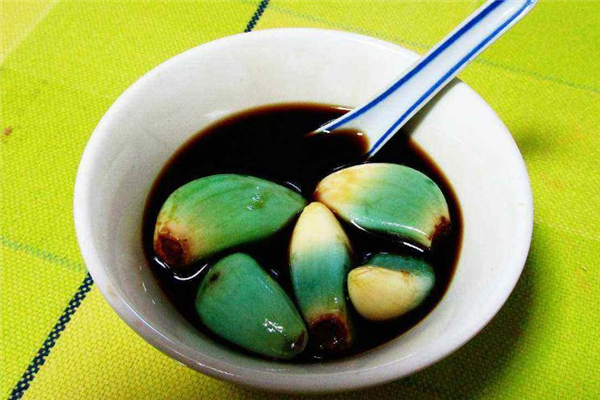 醋泡大蒜為什么會變綠 屬于正?，F(xiàn)象