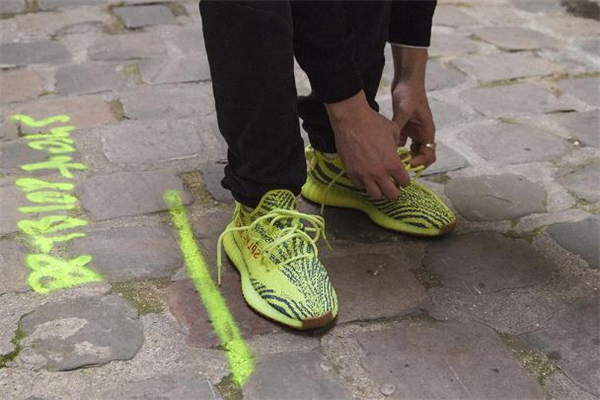 抽到y(tǒng)eezy什么時候去排隊(duì) 抽中yeezy可以不領(lǐng)嗎