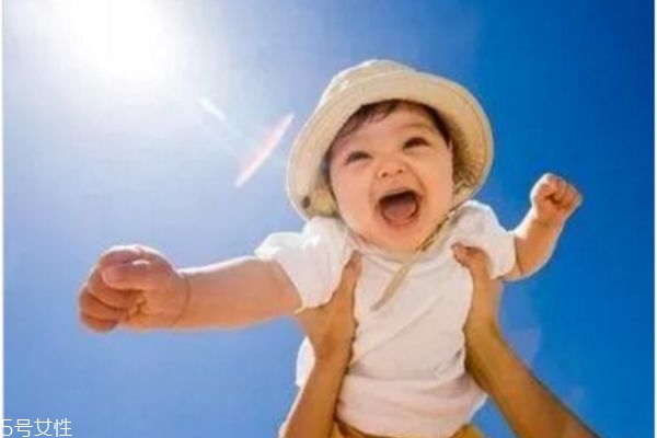 嬰兒夏天幾點(diǎn)曬太陽(yáng) 嬰兒夏天曬太陽(yáng)要注意