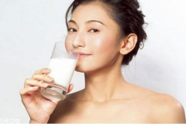 牛奶和豆?jié){哪一個(gè)營養(yǎng)更高 牛奶和豆?jié){的區(qū)別