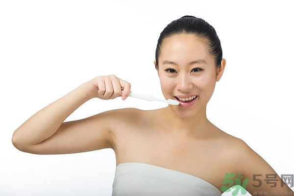 溫水刷牙好還是冷水刷牙好？溫水刷牙的好處