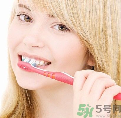 刷牙用冷水還是熱水好？刷牙用熱水有什么好？