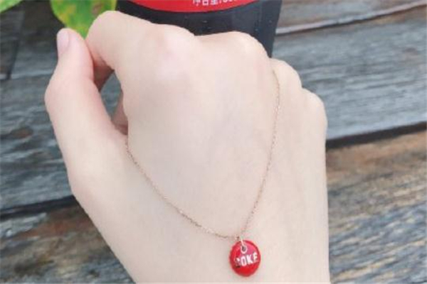 肥宅快樂水項鏈多少錢 周大?？煽诳蓸讽楁渻r格
