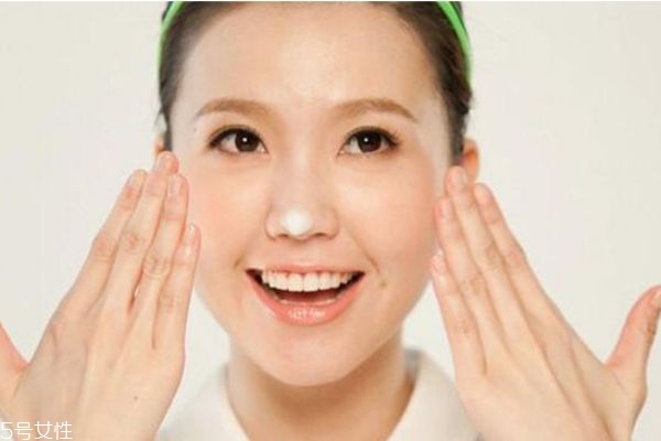 為什么化妝后會(huì)容易長(zhǎng)痘痘 經(jīng)?；瘖y還想避免長(zhǎng)痘怎么辦