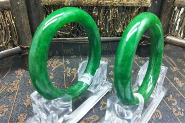 滿綠翡翠手鐲價(jià)格 滿綠翡翠值錢(qián)嗎